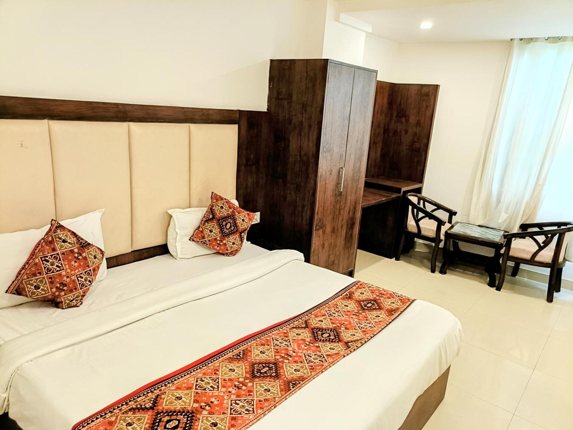Le Mount Plaza A Family Near Igi Airport Delhi Hotel 4*